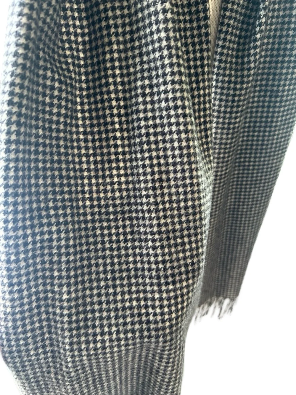 Jos A Bank 100% Cashmere Scarf Houndstooth Black Cream Fringe Classic Luxury